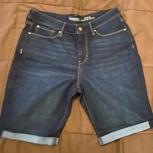 Signature Levi’s Modern Bermuda Shorts